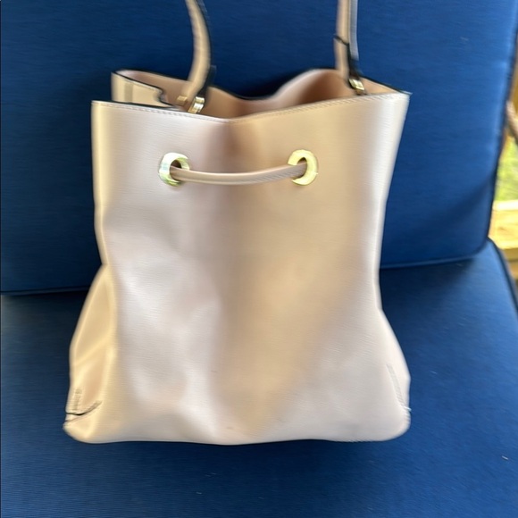 Kelly & Katie Pink Shoulder Bag with Sophisticated Design - Picture 3 of 5